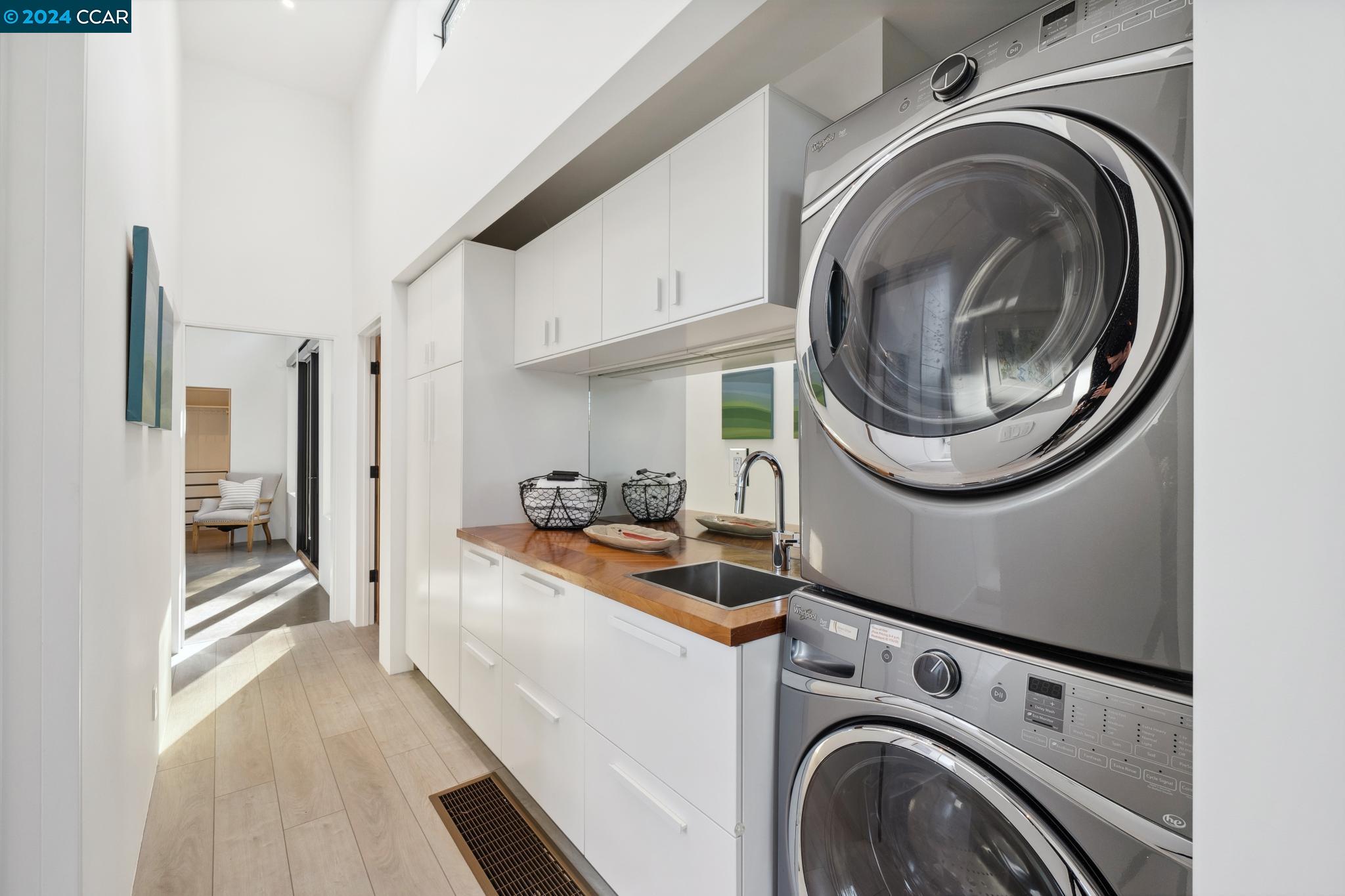 6915 Ridgewood Drive