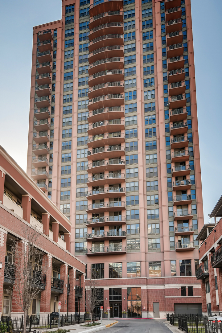 330 N Jefferson Street Unit: 805