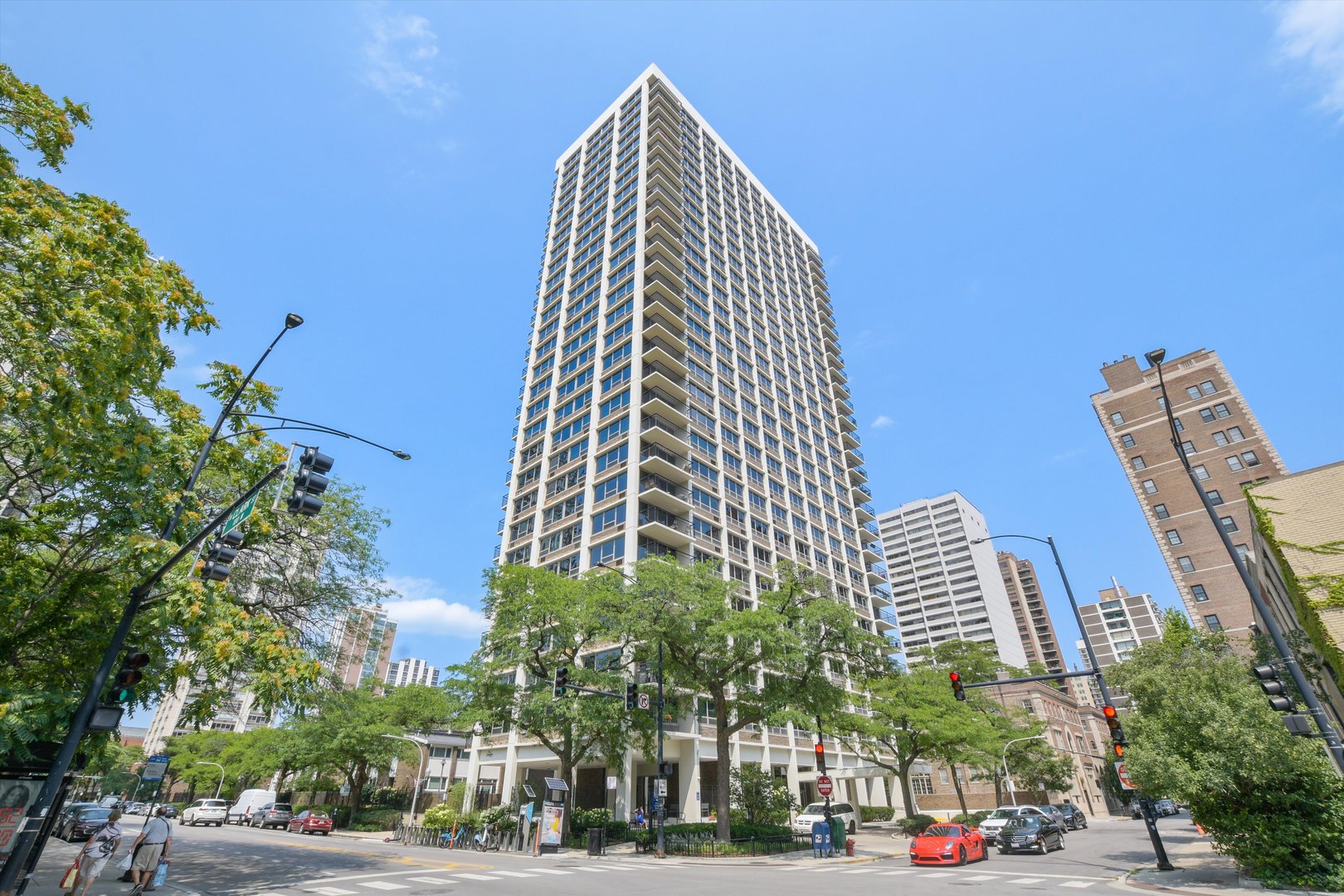 88 W Schiller Street Unit: 903L