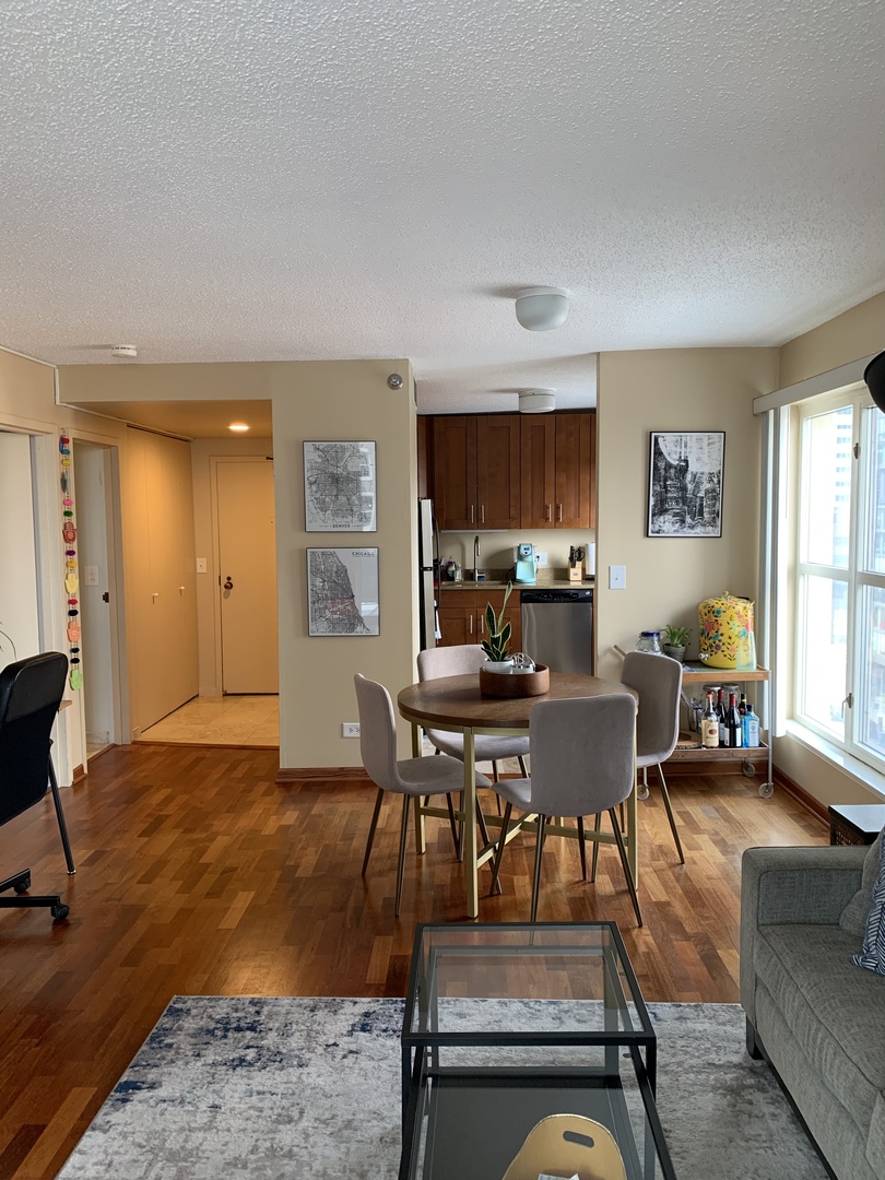 1212 N LaSalle Street Unit: 810