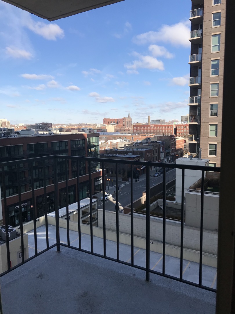 1212 N LaSalle Street Unit: 810