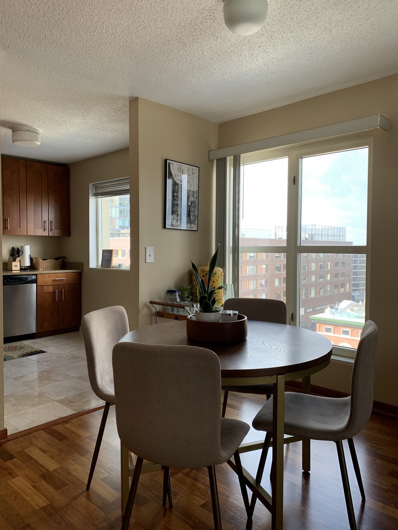 1212 N LaSalle Street Unit: 810