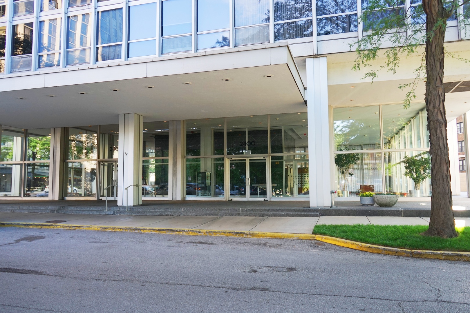 2400 N Lakeview Avenue Unit: 609