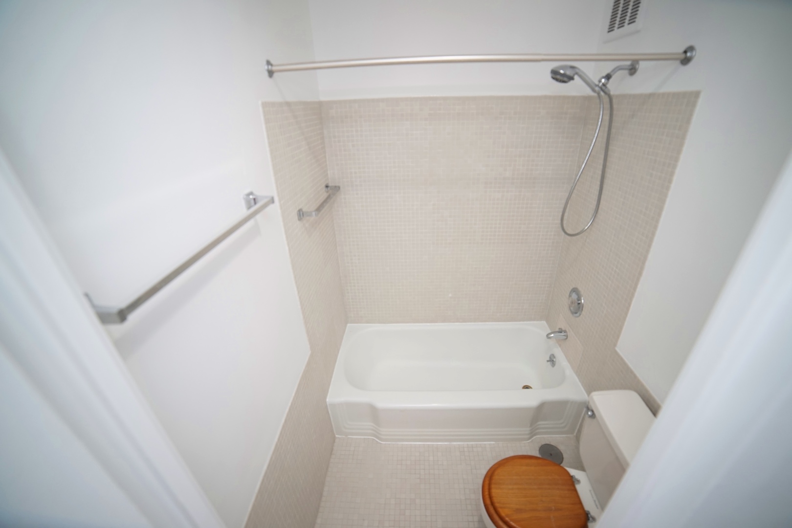 2400 N Lakeview Avenue Unit: 609
