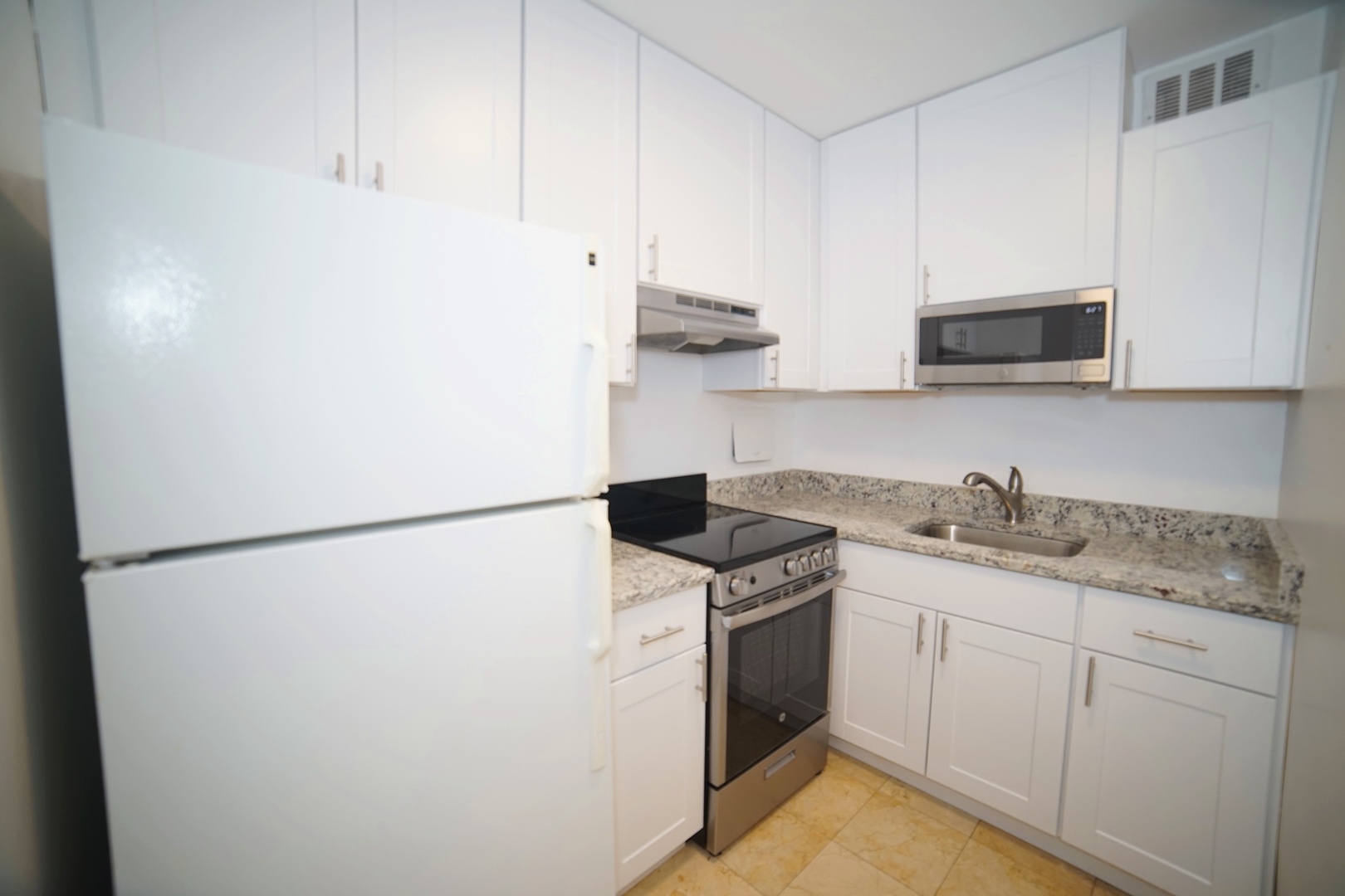 2400 N Lakeview Avenue Unit: 609