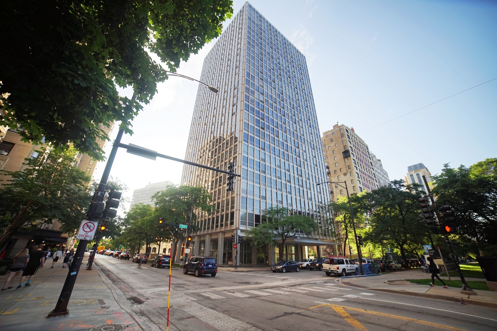 2400 N Lakeview Avenue Unit: 609