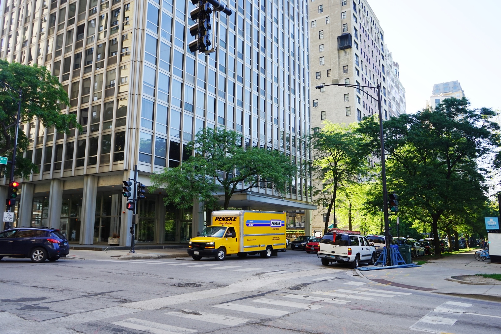 2400 N Lakeview Avenue Unit: 609