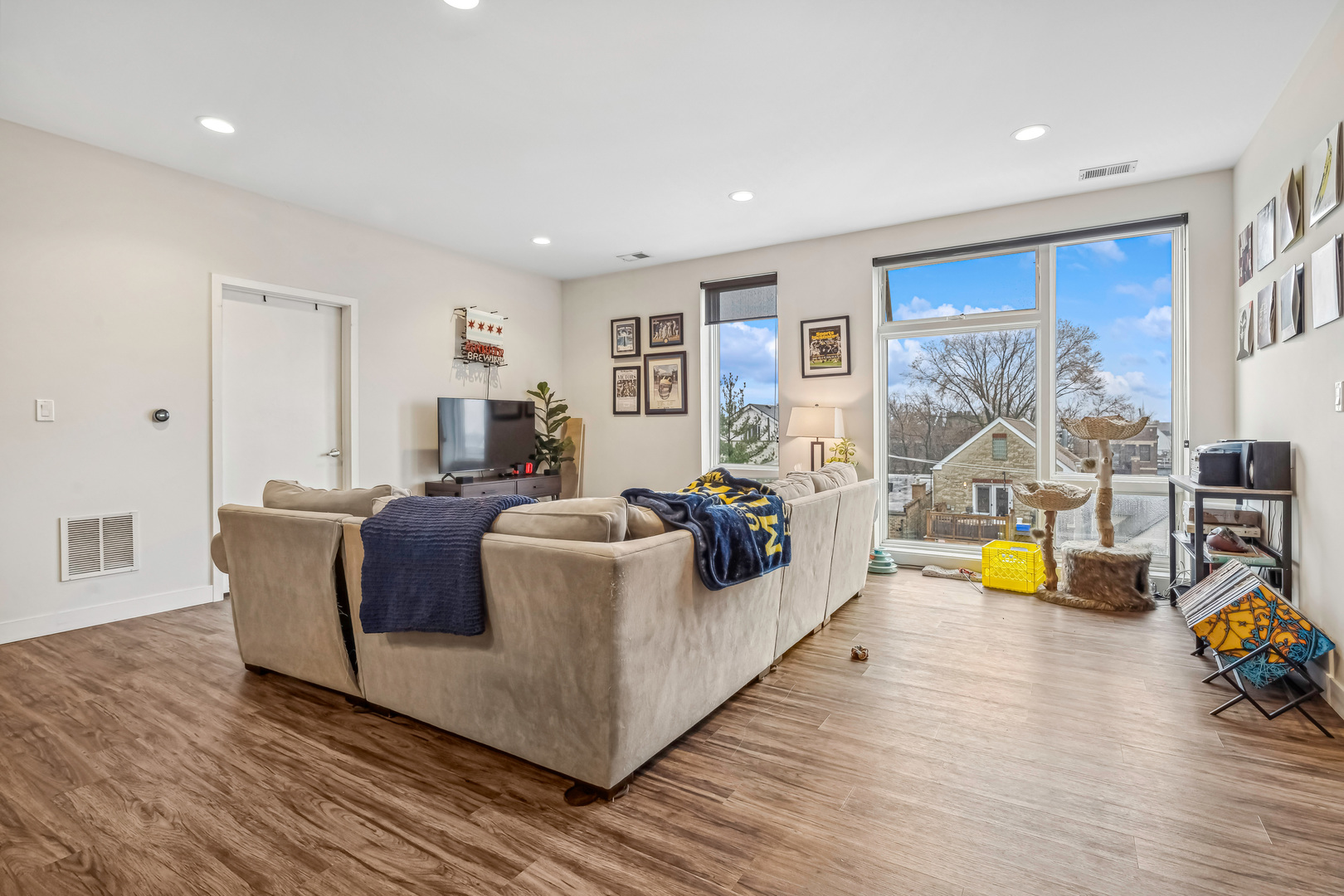 1045 W Cornelia Avenue Unit: 502