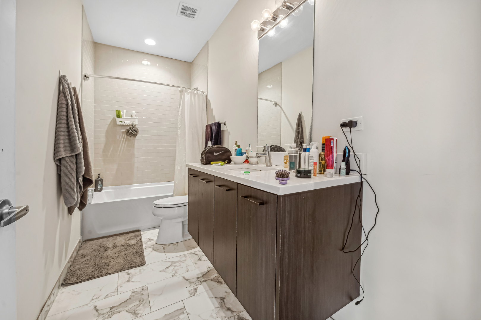 1045 W Cornelia Avenue Unit: 502