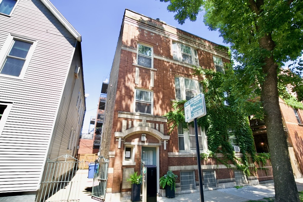 1406 W Cornelia Avenue Unit: 2