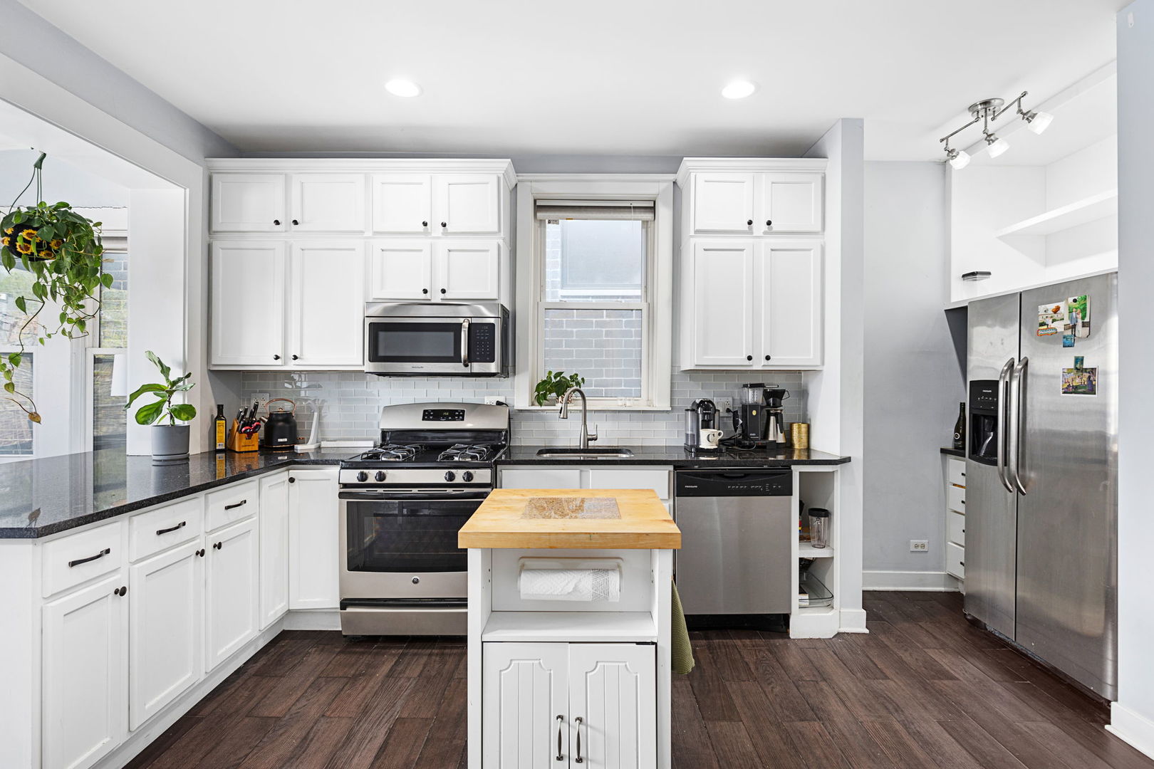 3721 N ASHLAND Avenue Unit: 2