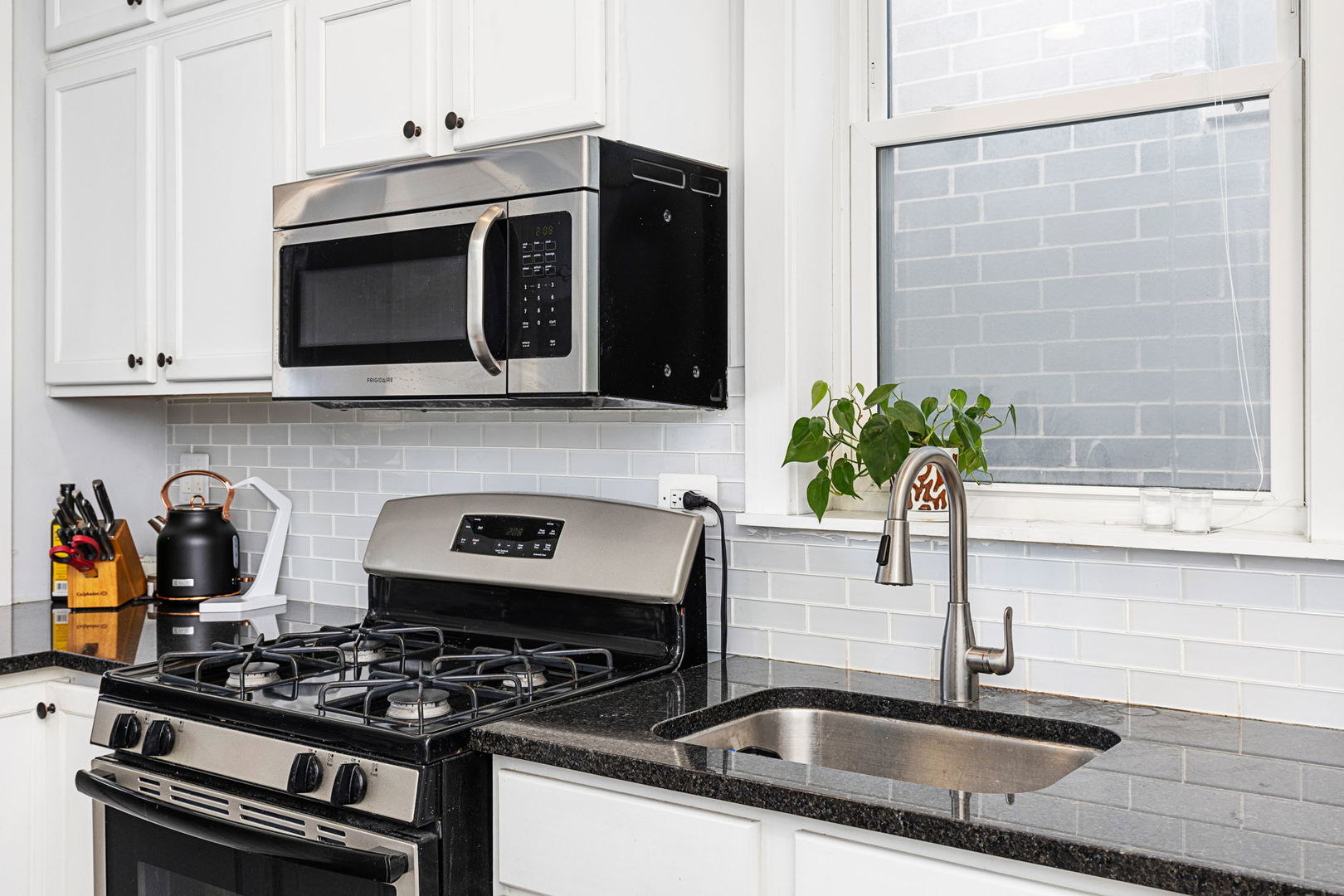 3721 N ASHLAND Avenue Unit: 2