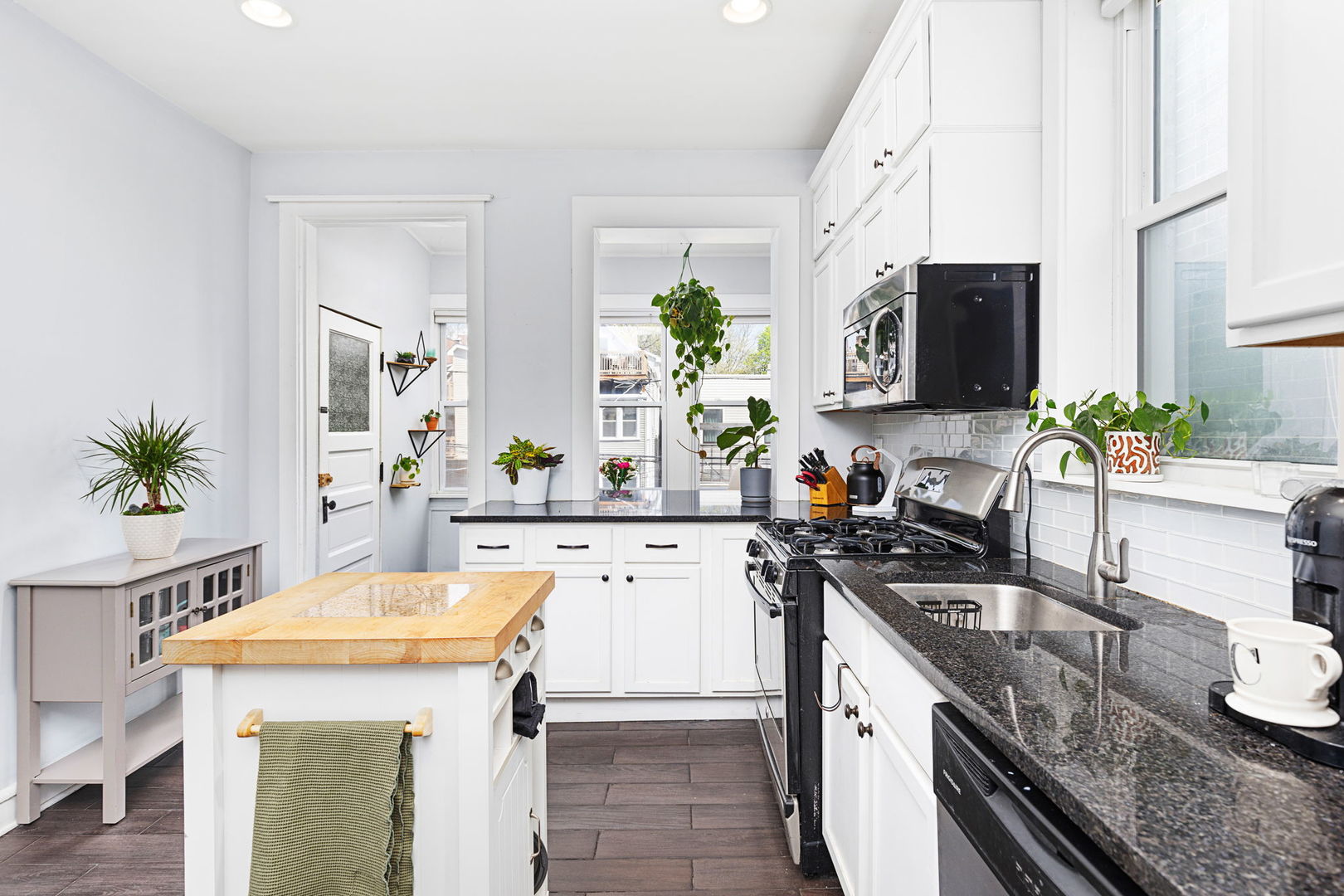 3721 N ASHLAND Avenue Unit: 2