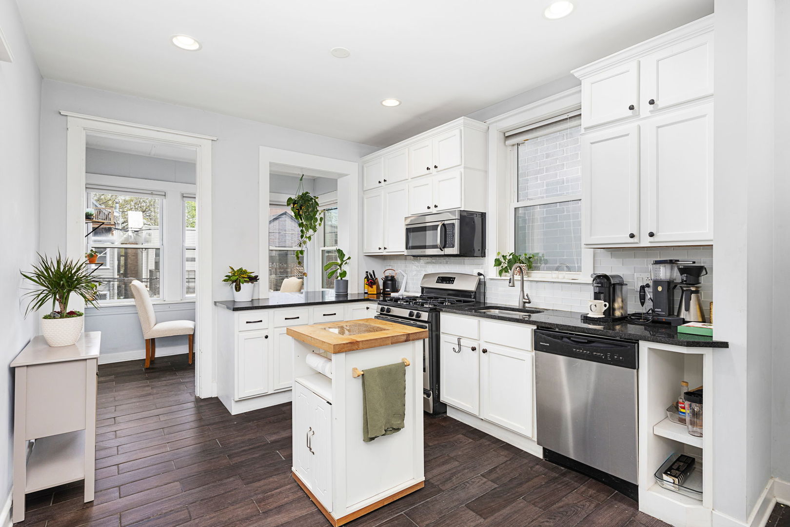 3721 N ASHLAND Avenue Unit: 2