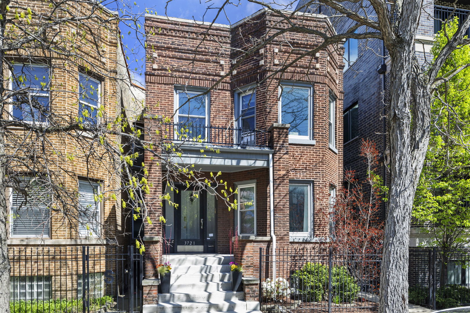 3721 N ASHLAND Avenue Unit: 2