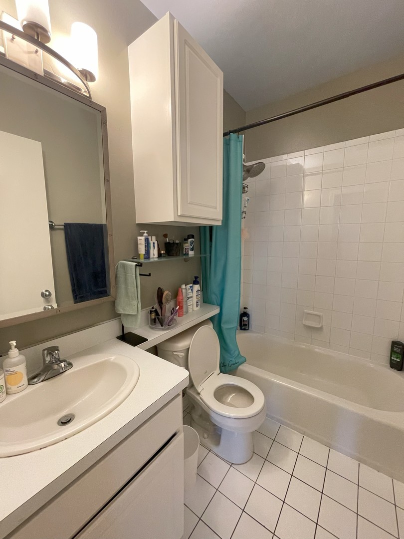 4445 N Paulina Street Unit: E3