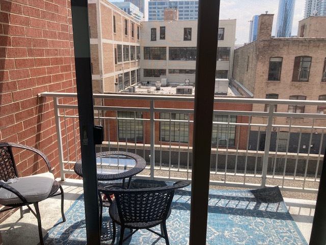 657 W Fulton Street Unit: 403