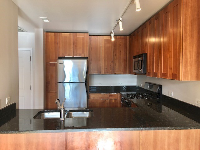 657 W Fulton Street Unit: 403