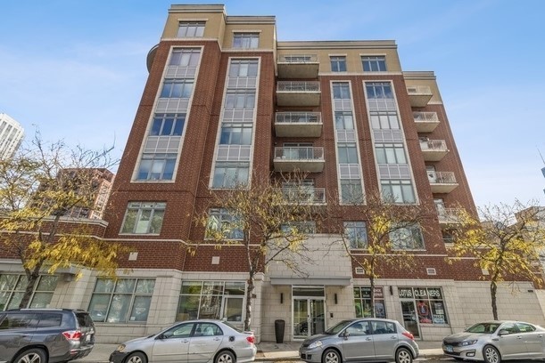 657 W Fulton Street Unit: 403