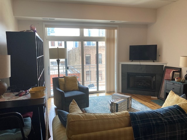 657 W Fulton Street Unit: 403