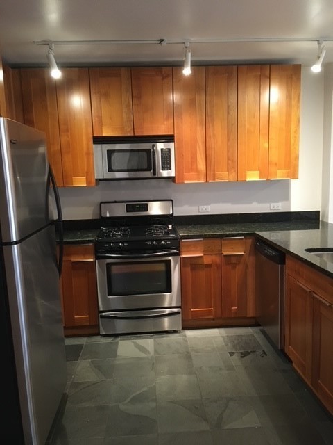 657 W Fulton Street Unit: 403