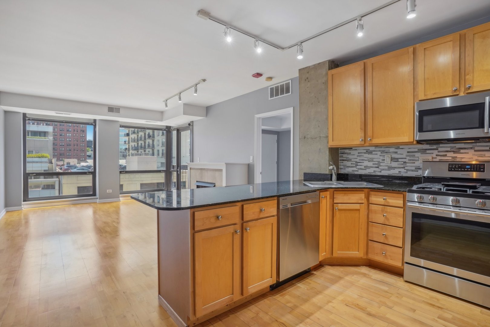 1212 N Wells Street Unit: 402