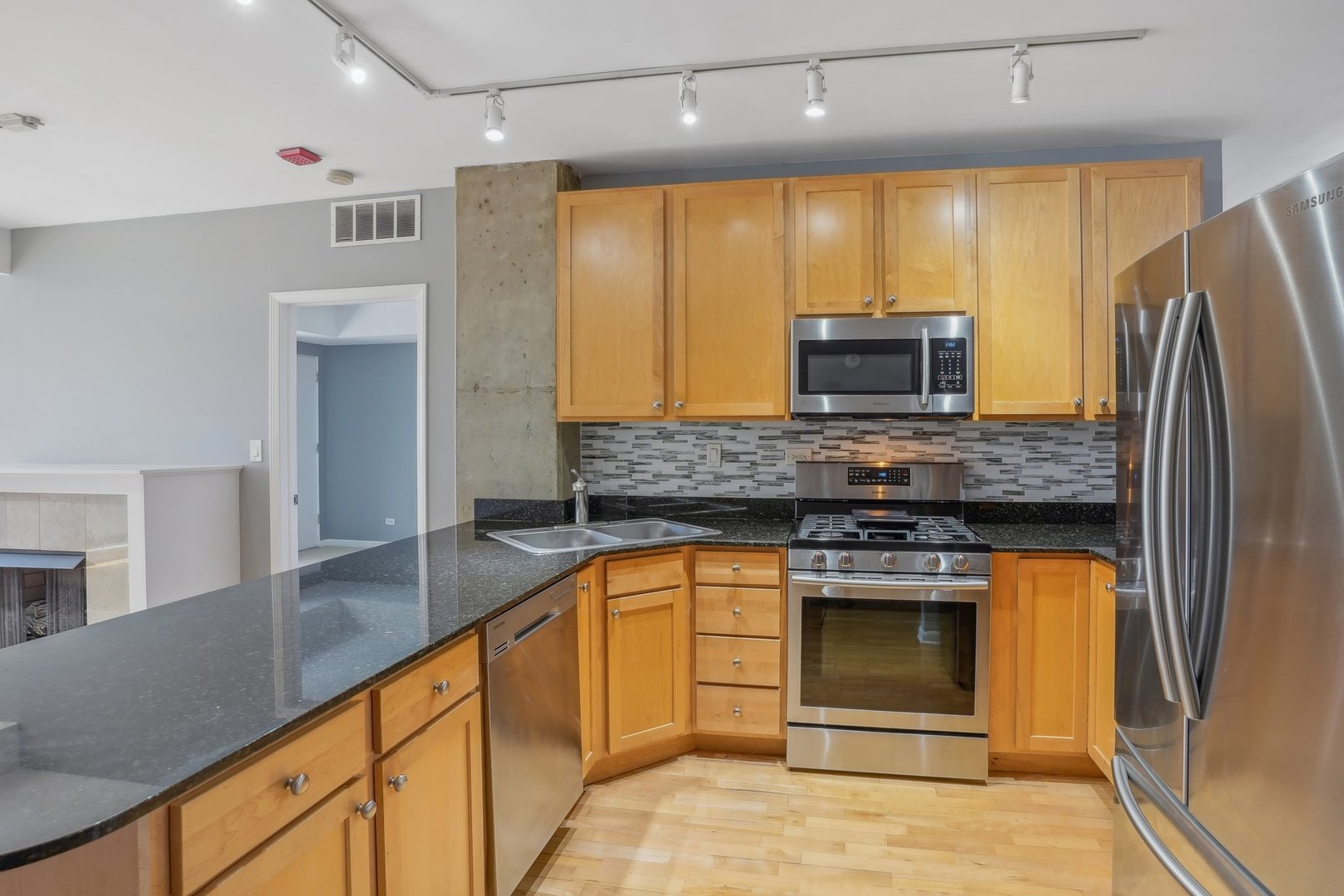 1212 N Wells Street Unit: 402