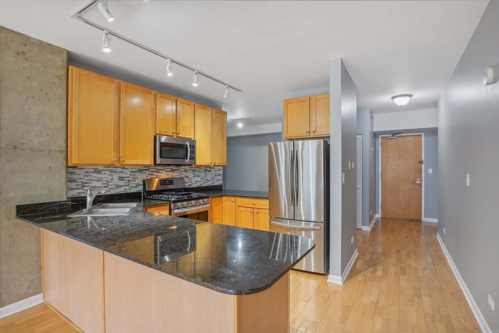 1212 N Wells Street Unit: 402