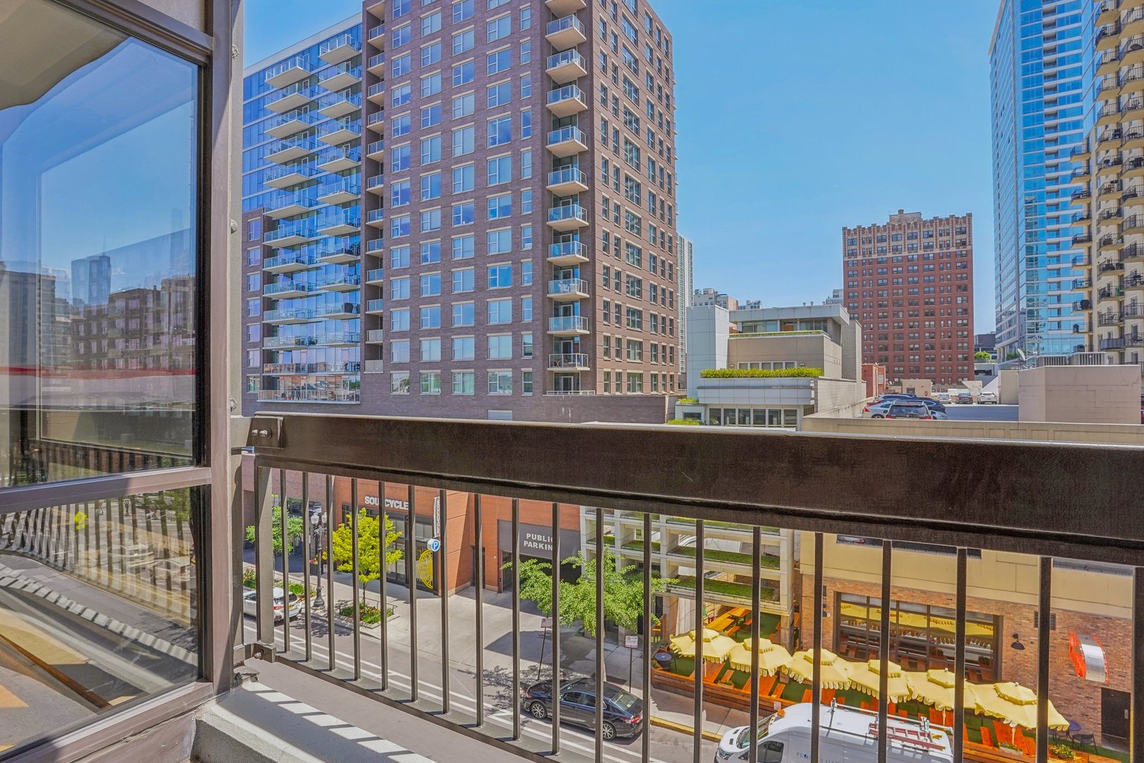 1212 N Wells Street Unit: 402