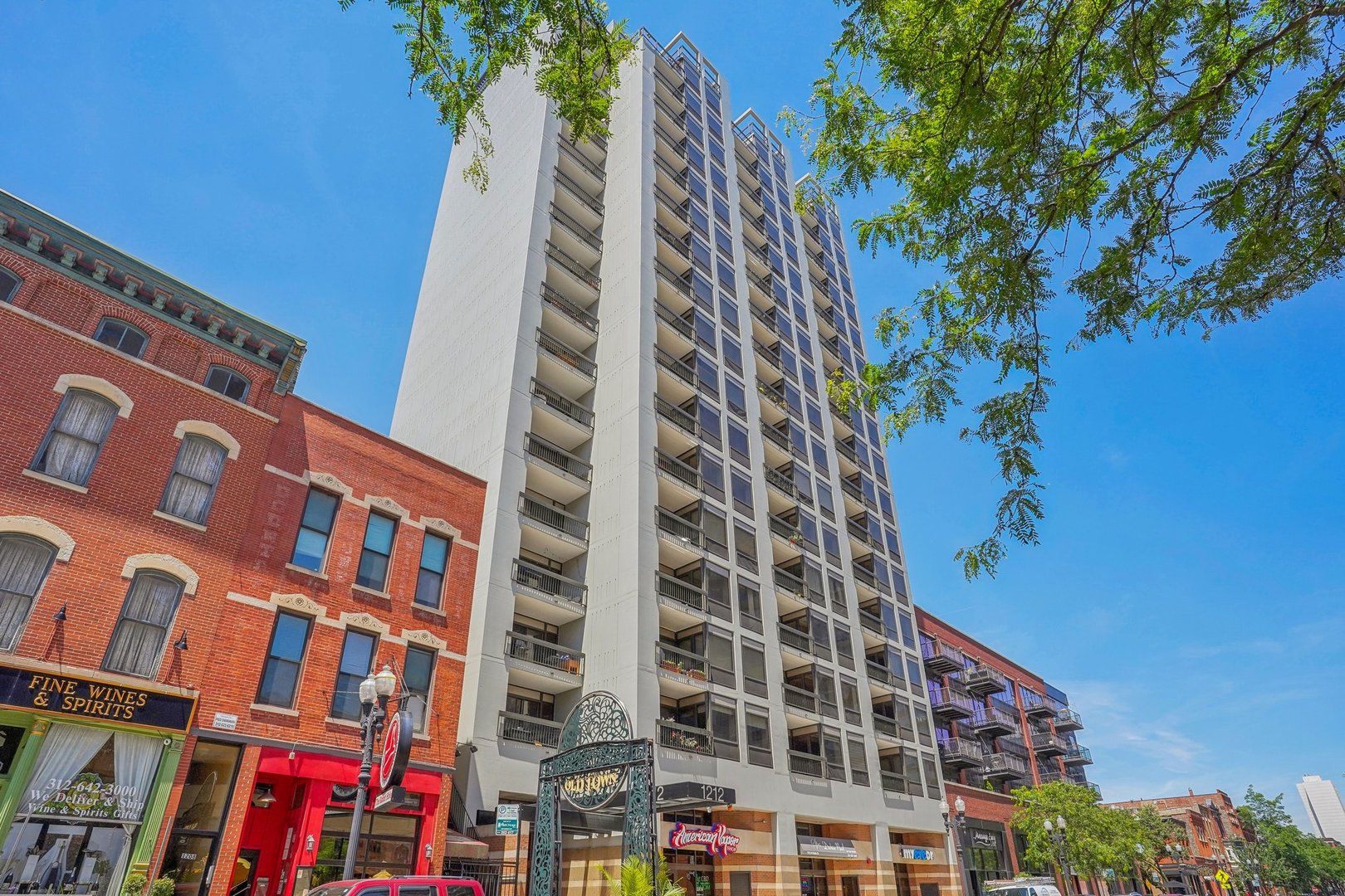 1212 N Wells Street Unit: 402