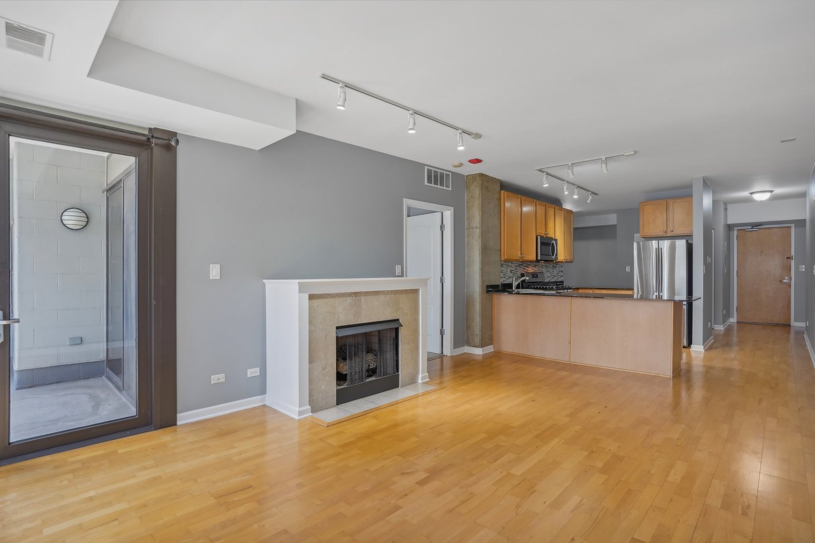 1212 N Wells Street Unit: 402