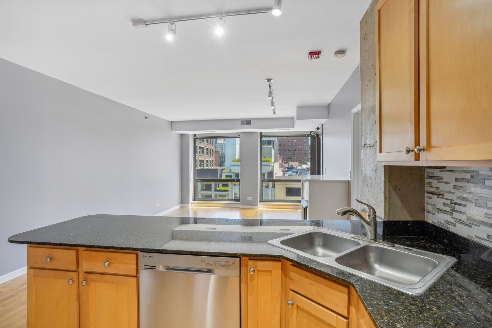 1212 N Wells Street Unit: 402
