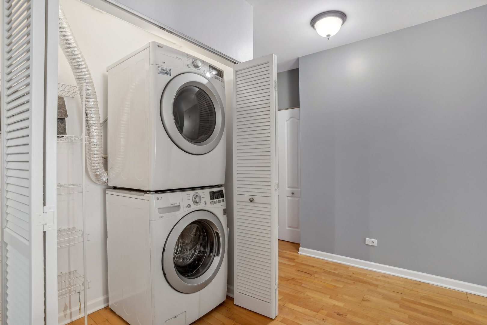 1212 N Wells Street Unit: 402