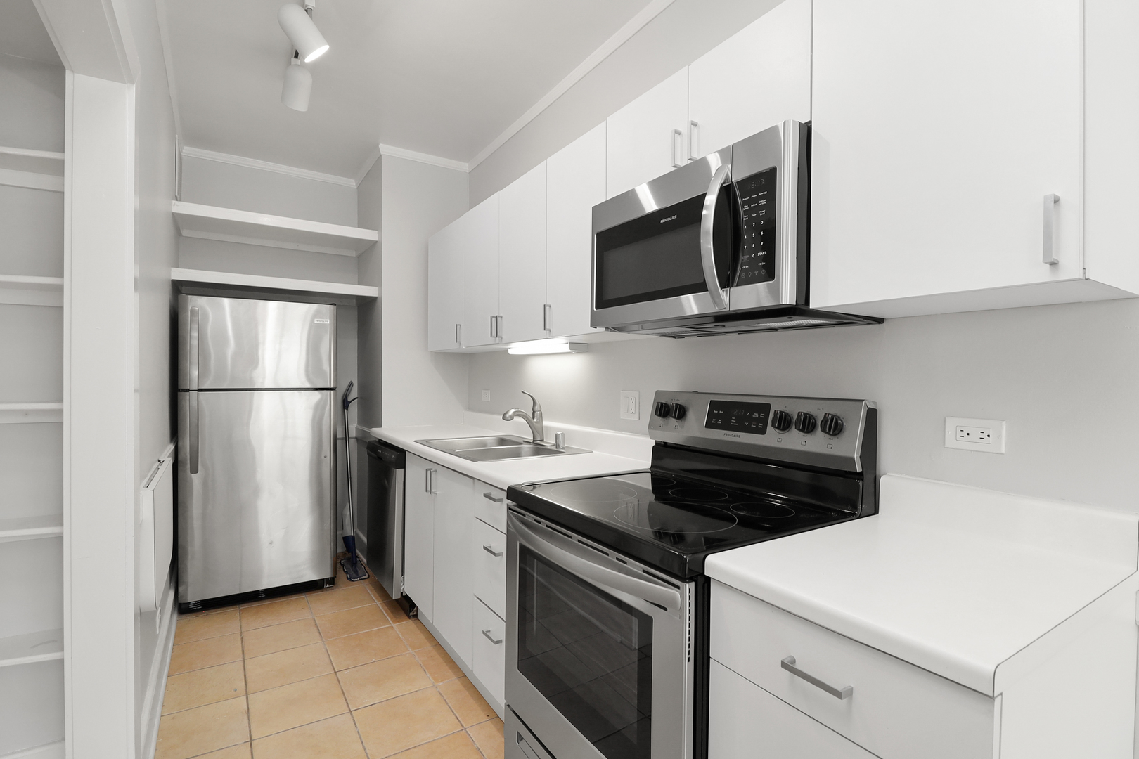 10 W Elm Street Unit: 806