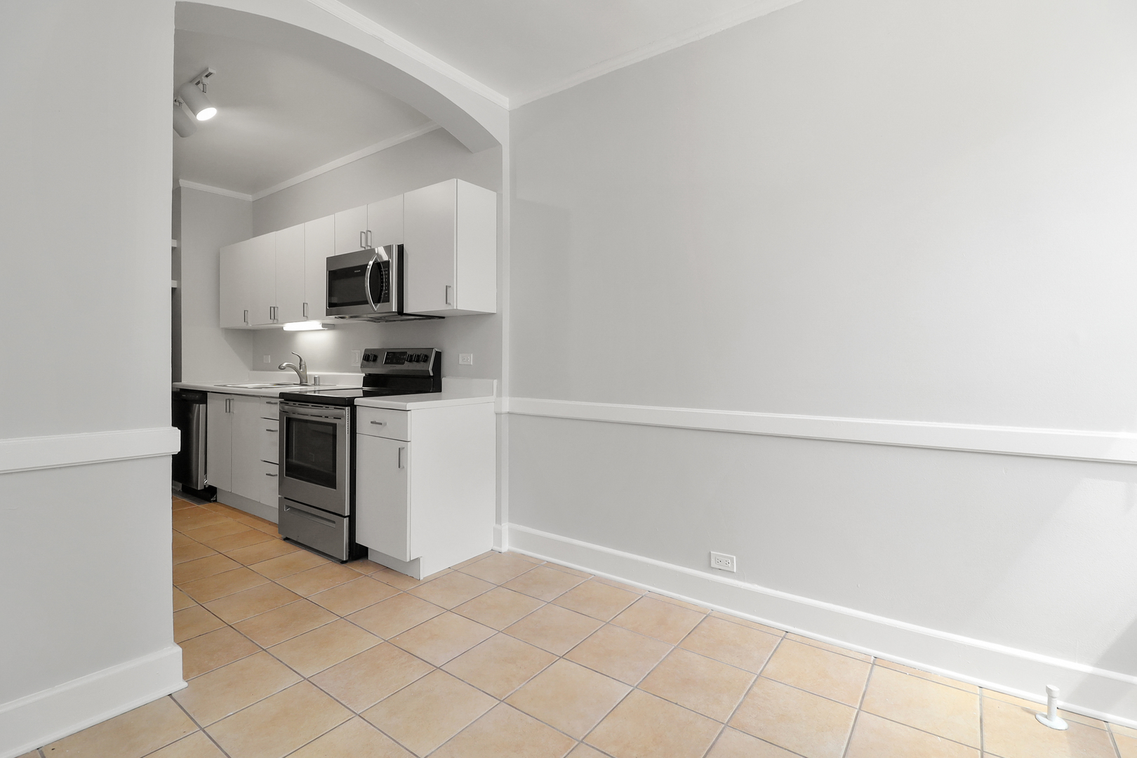 10 W Elm Street Unit: 806