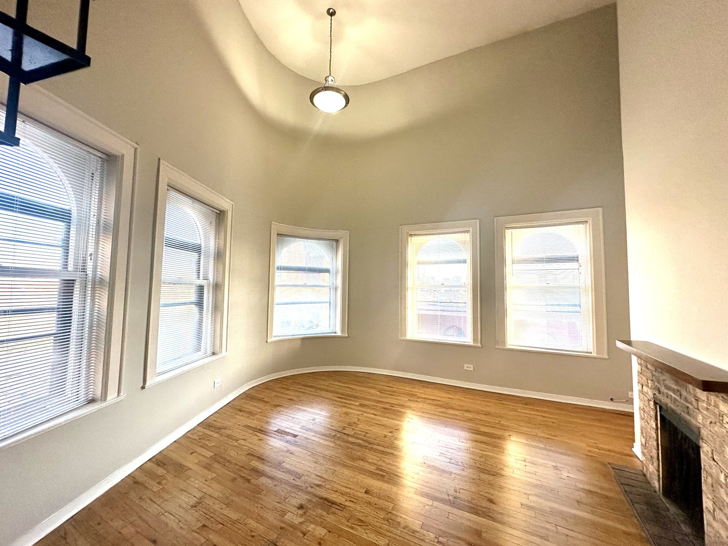 2302 N Clark Street Unit: 4E