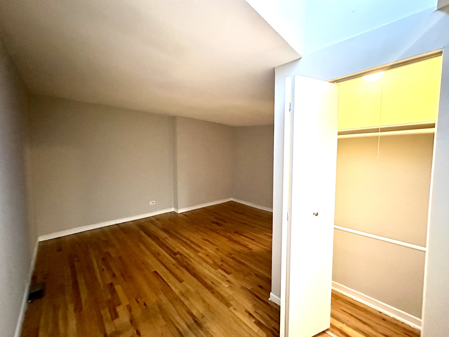2302 N Clark Street Unit: 4E