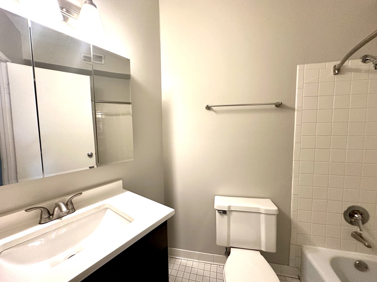 2302 N Clark Street Unit: 4E