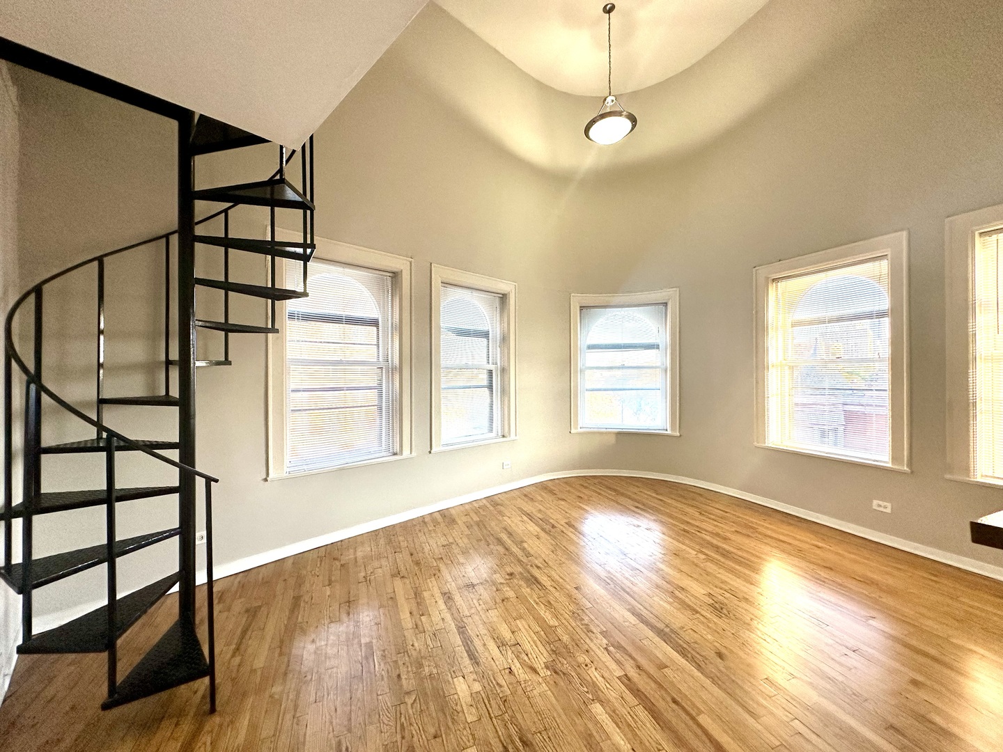 2302 N Clark Street Unit: 4E
