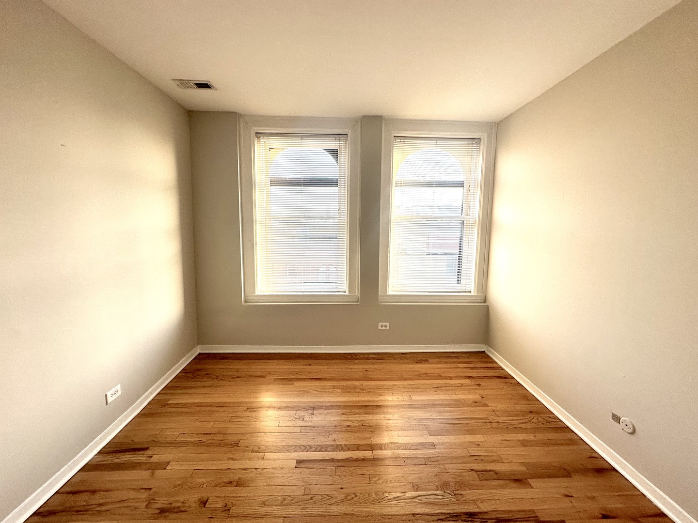 2302 N Clark Street Unit: 4E