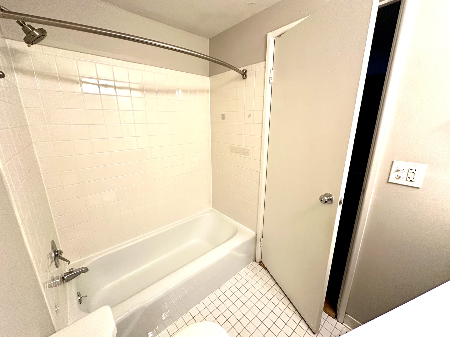 2302 N Clark Street Unit: 4E
