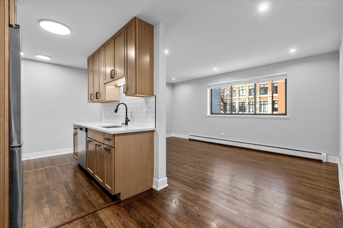 541 W OAKDALE Avenue Unit: 405