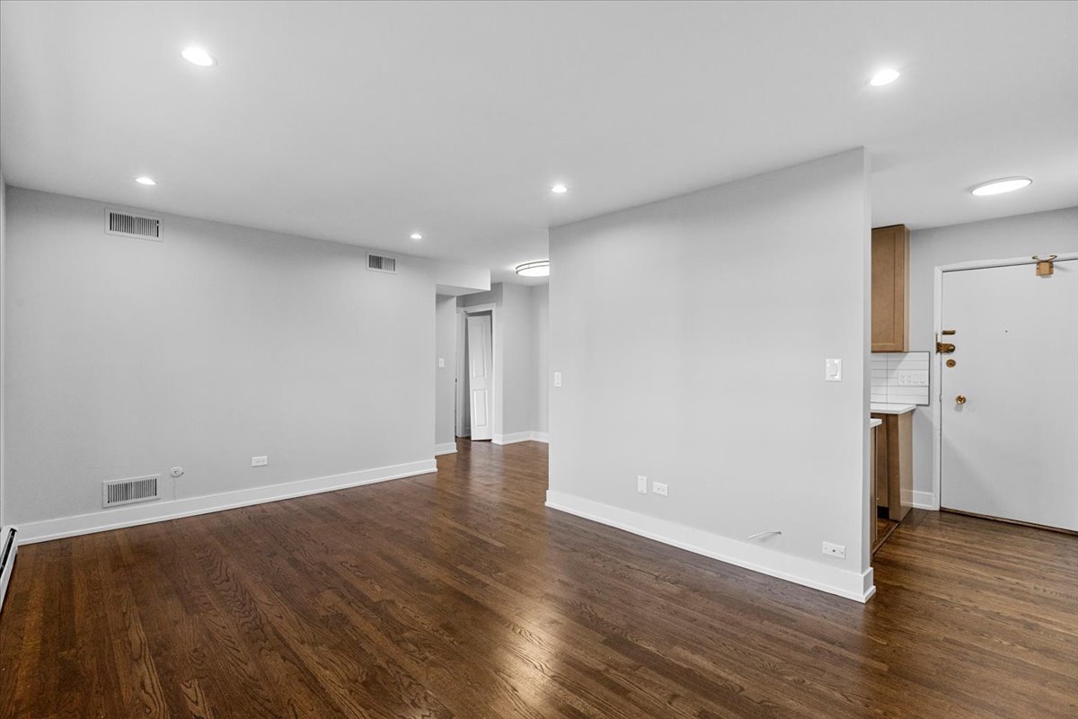 541 W OAKDALE Avenue Unit: 405