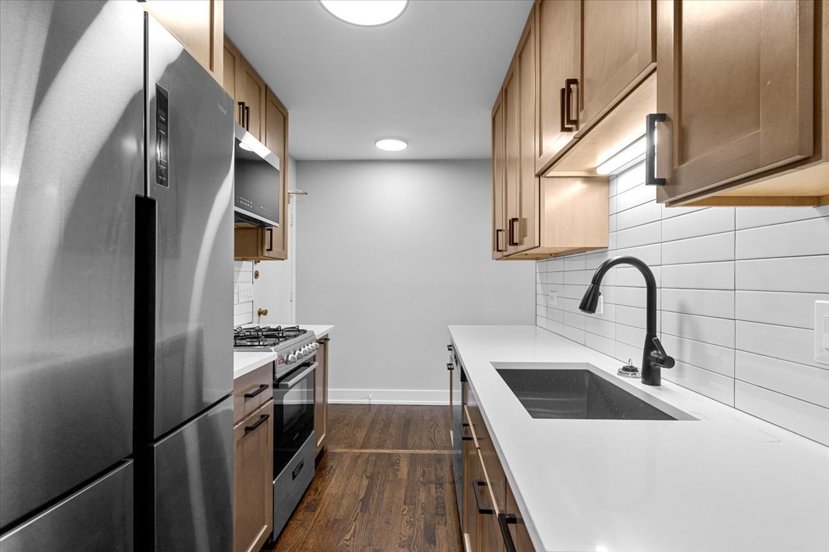 541 W OAKDALE Avenue Unit: 405