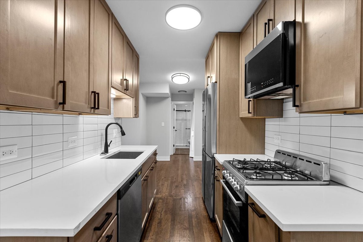 541 W OAKDALE Avenue Unit: 405