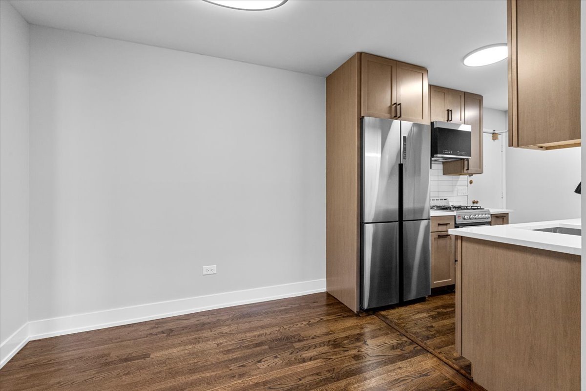 541 W OAKDALE Avenue Unit: 405
