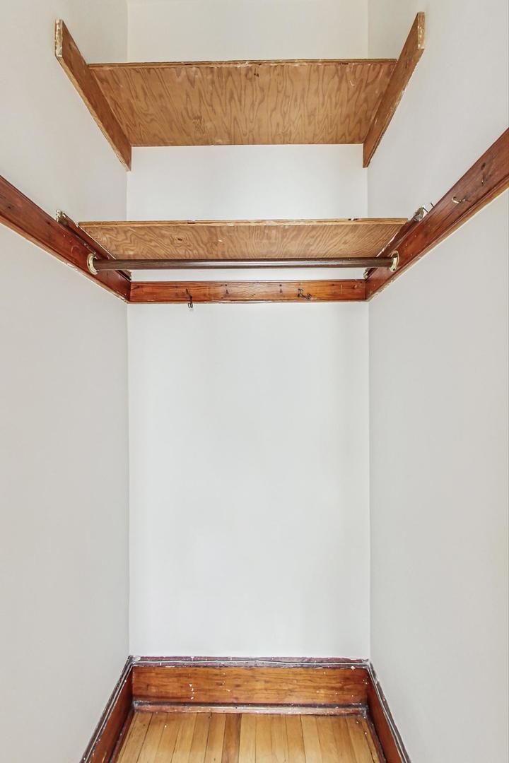 1646 W Byron Street Unit: 3F