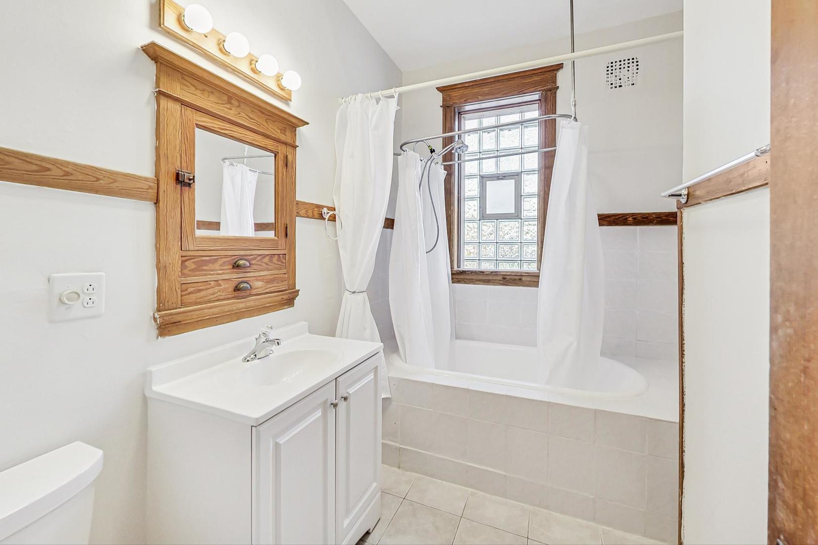 1646 W Byron Street Unit: 3F