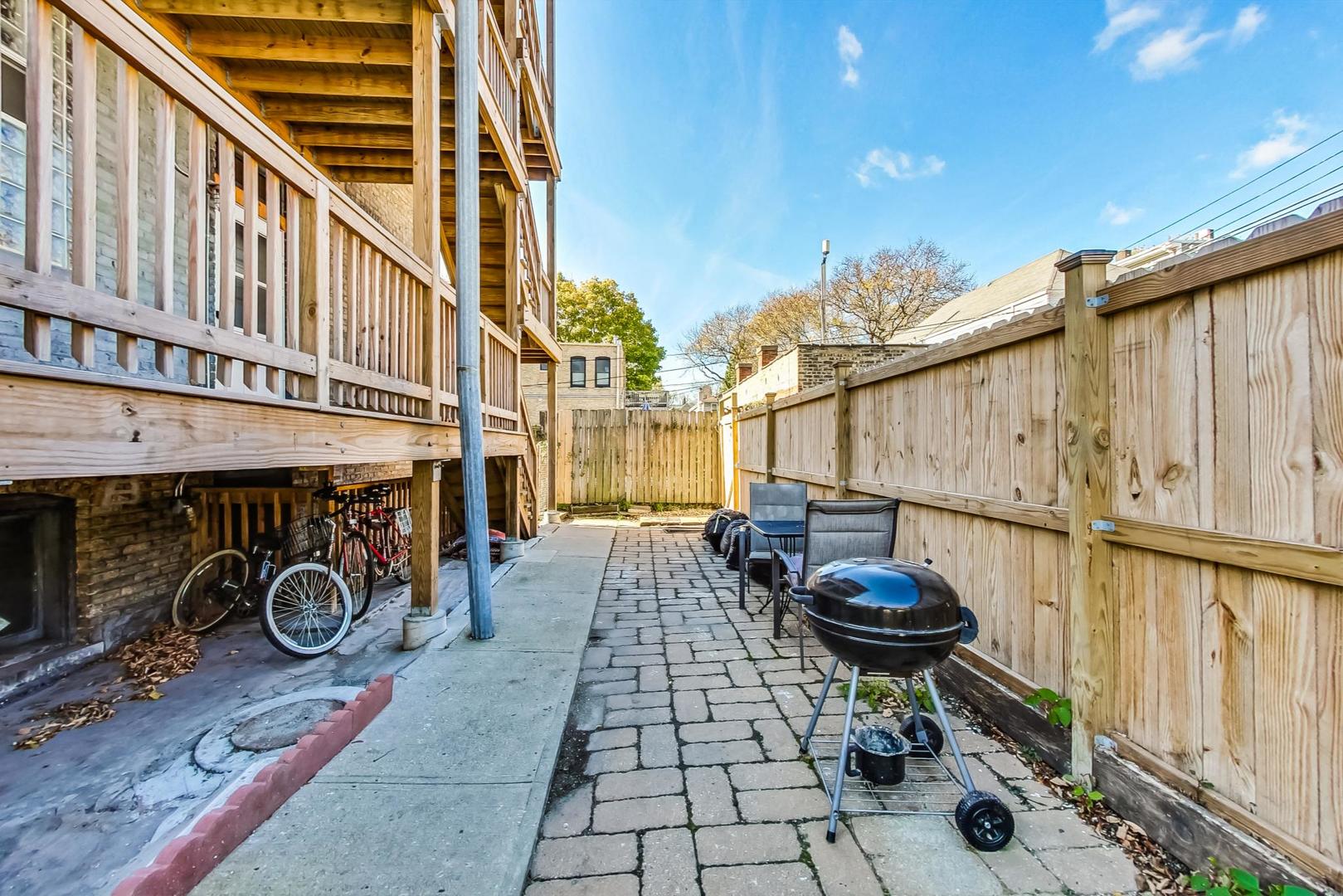 1646 W Byron Street Unit: 3F