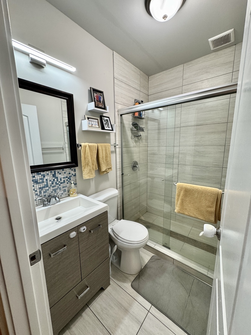 1947 W Sunnyside Avenue Unit: 1